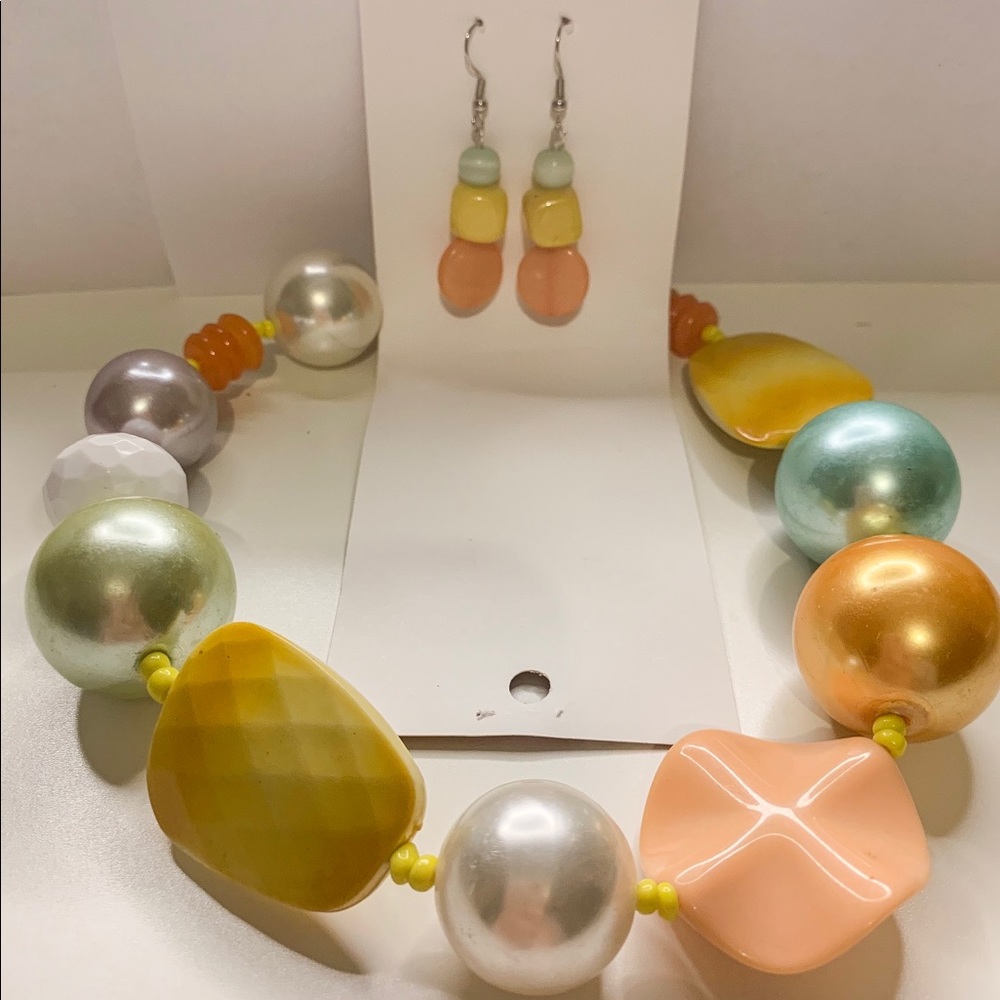 Multi colored chunky modern necklace w/ earrings!